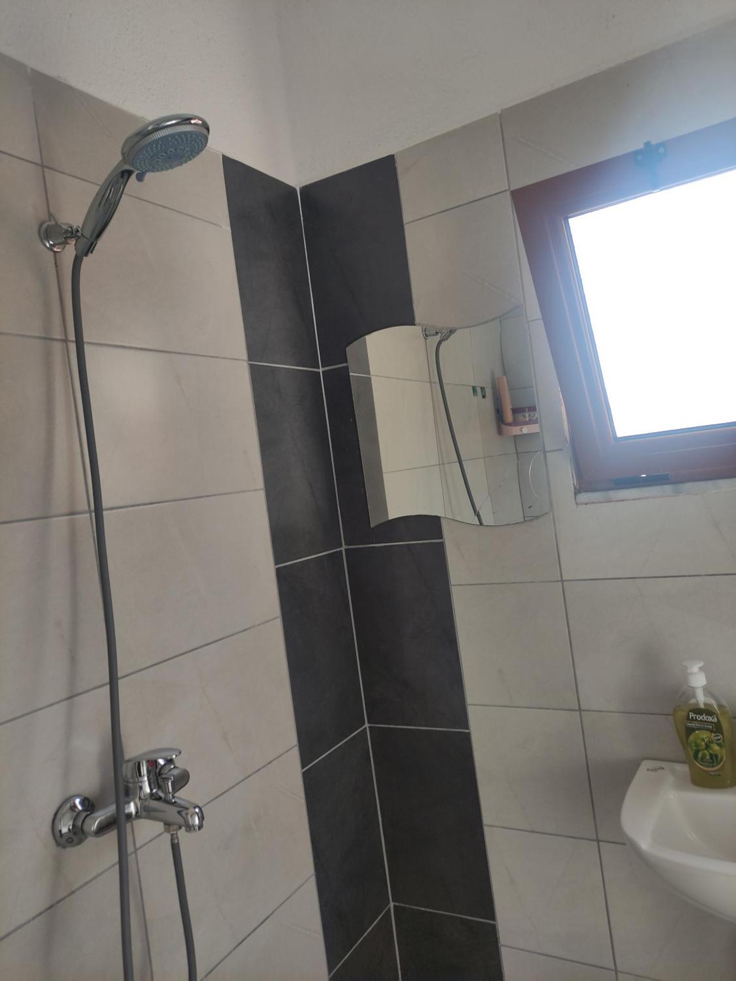 Erda Lakeside Bed & Breakfast Lini