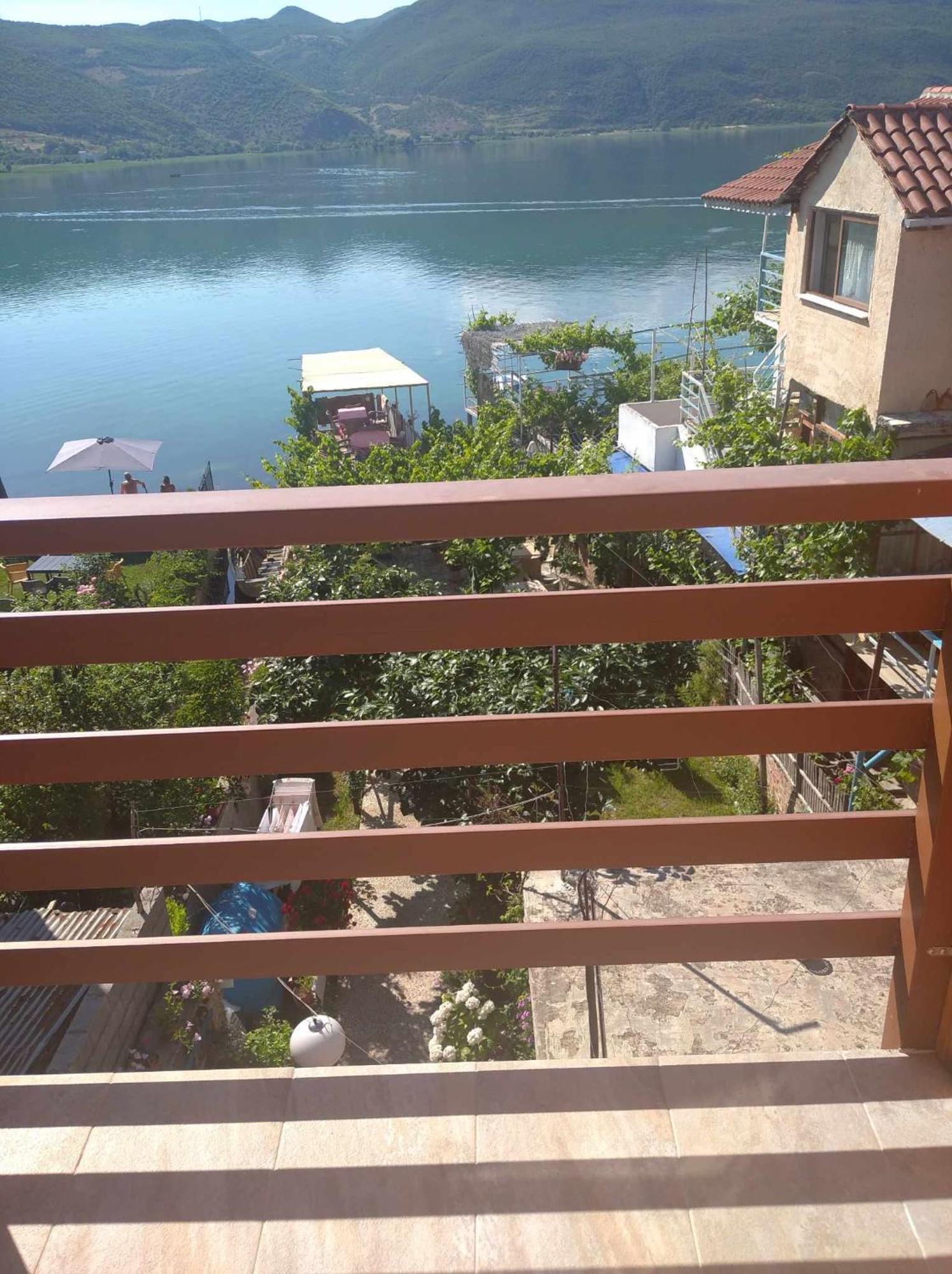 Erda Lakeside Bed & Breakfast Lini