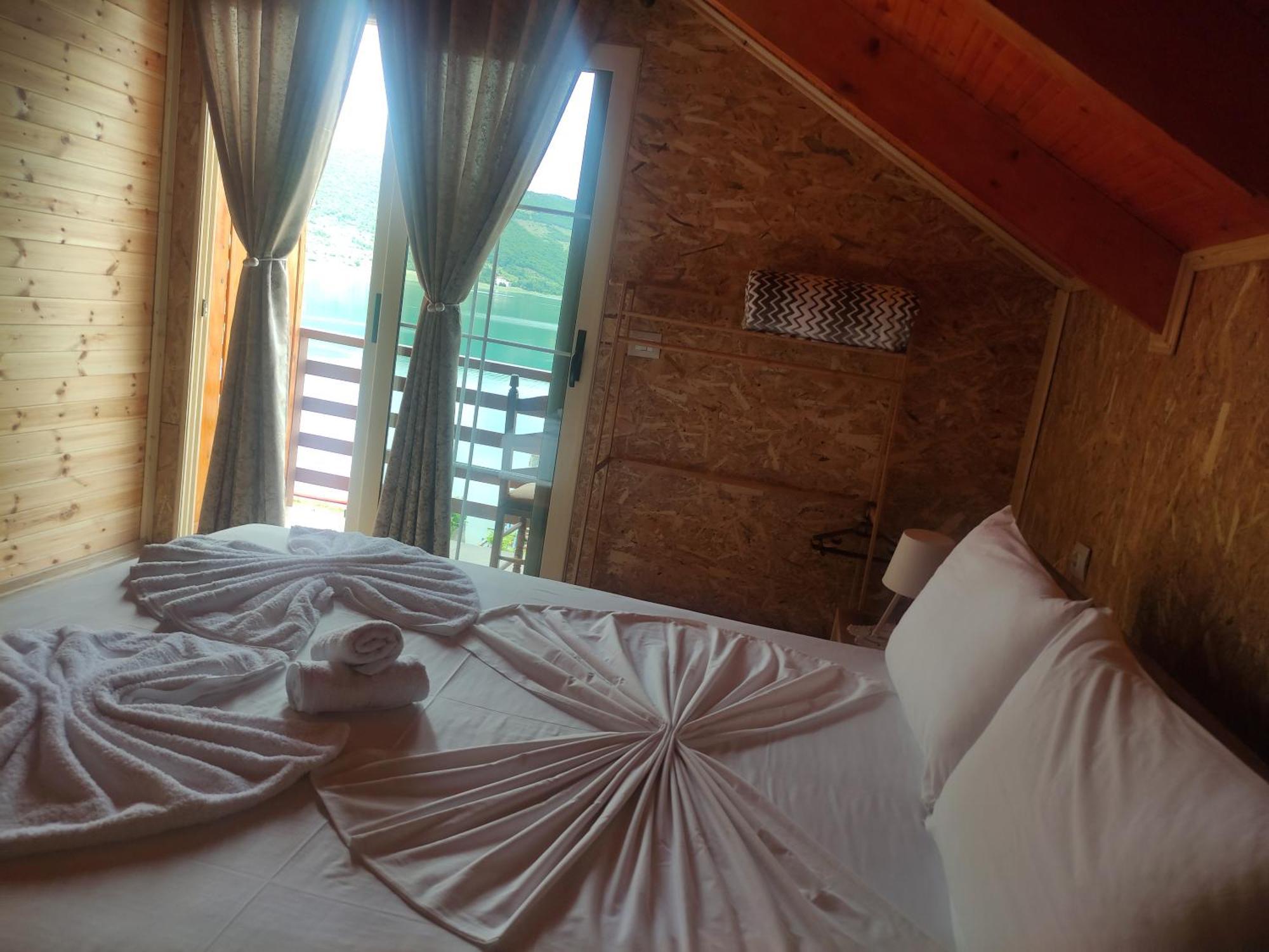 Erda Lakeside Bed & Breakfast Lini