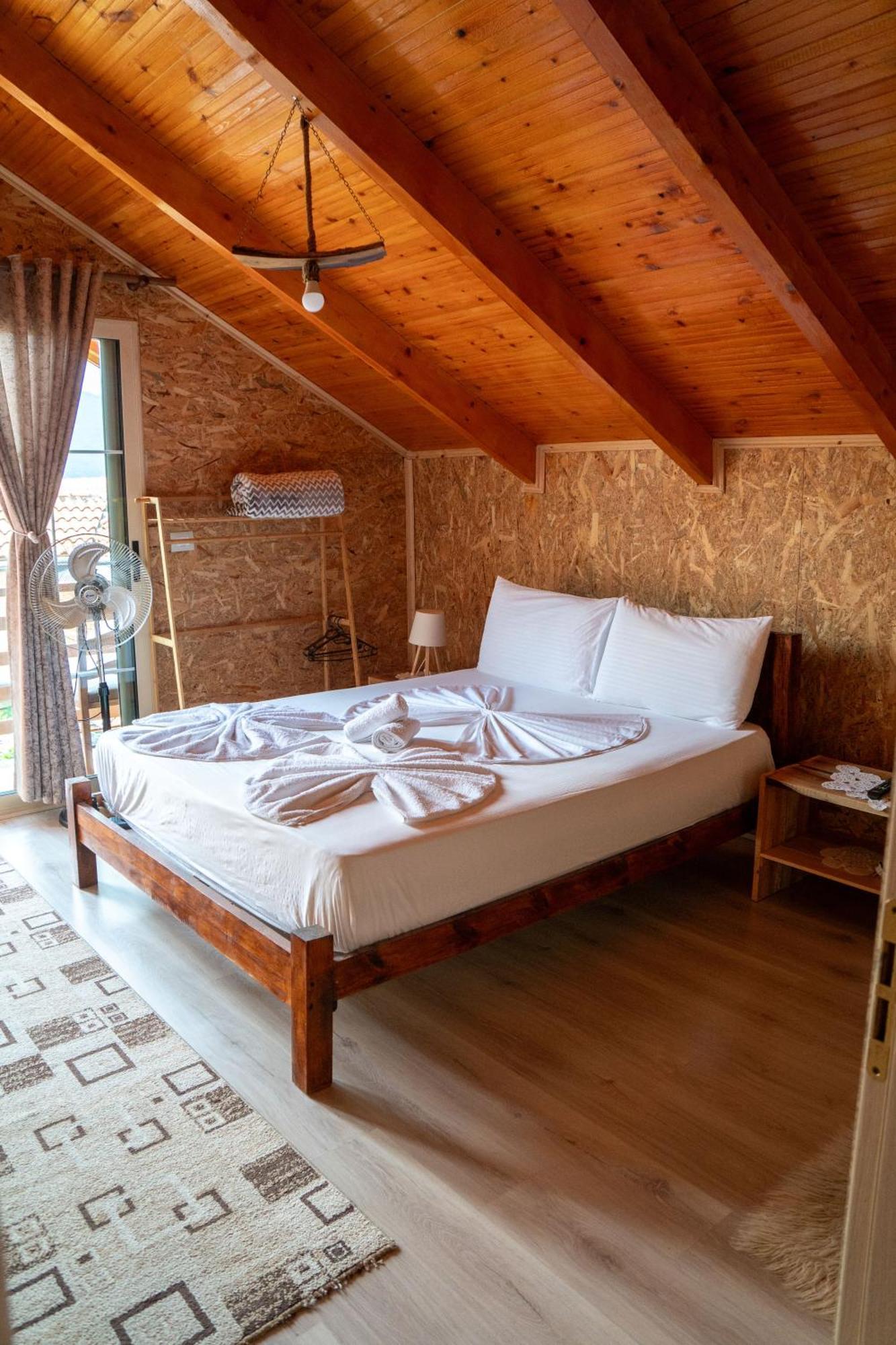 Erda Lakeside Bed & Breakfast Lini