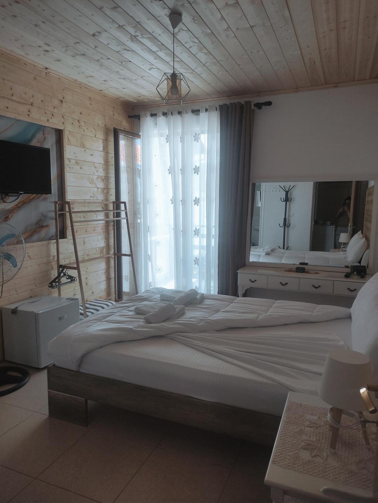 Erda Lakeside Bed & Breakfast *