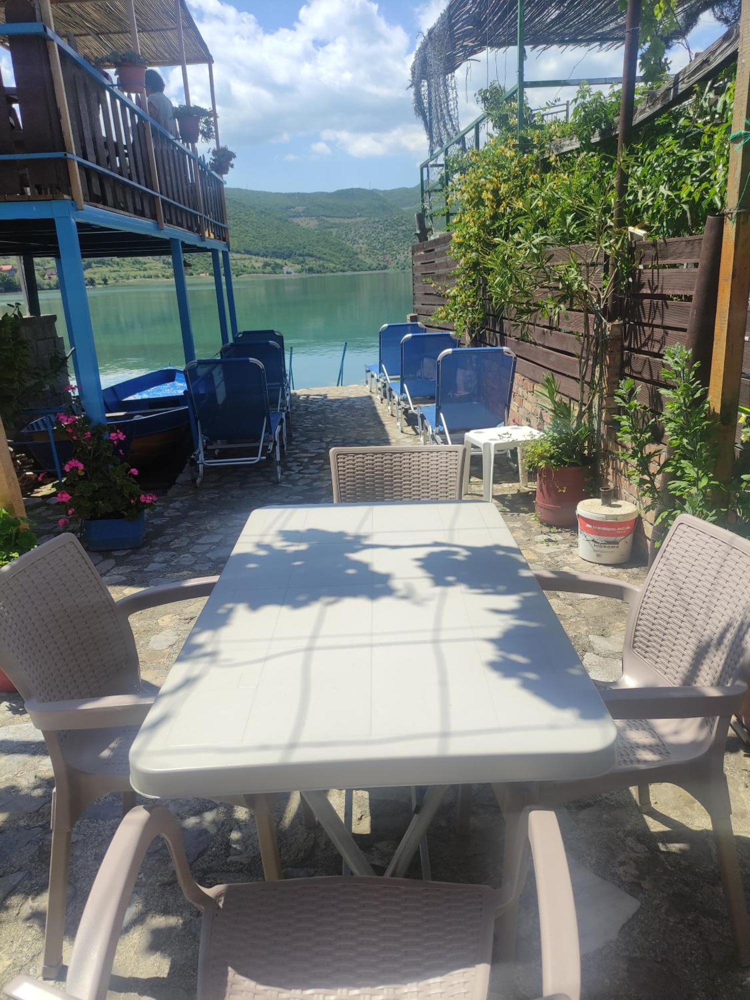 Erda Lakeside Bed & Breakfast Lini